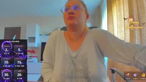 Snapshot of cherry_pie_69 chatting on October 21, 10:27 am mayra online show from October 21, 10:27 am