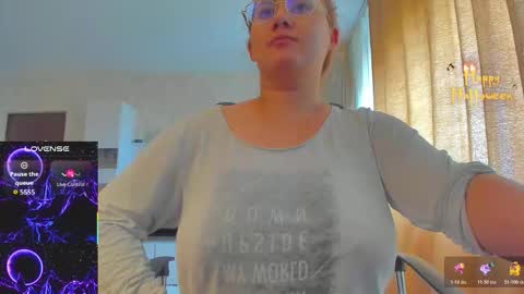 Snapshot of cherry_pie_69 chatting on October 28, 11:47 am mayra online show from October 28, 11:47 am