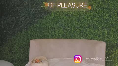 Snapshot of chloe_dee_ chatting on September 29, 11:59 am Chloe online show from September 29, 11:59 am