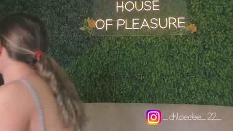 Snapshot of chloe_dee_ chatting on October 6, 12:13 pm Chloe online show from October 6, 12:13 pm