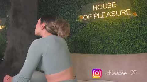 Snapshot of chloe_dee_ chatting on October 11, 12:36 pm Chloe online show from October 11, 12:36 pm