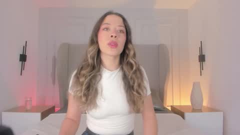 Snapshot of chloe_dee_ chatting on November 18, 11:47 am Chloe online show from November 18, 11:47 am