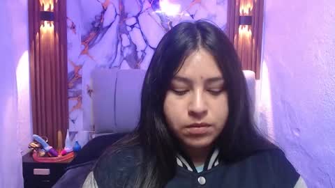 Snapshot of chloe_smith5 chatting on November 24, 1:11 pm chloe_smith5 online show from November 24, 1:11 pm