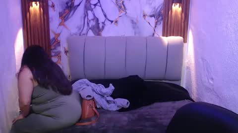 Snapshot of chloe_smith5 chatting on November 25, 1:22 pm chloe_smith5 online show from November 25, 1:22 pm