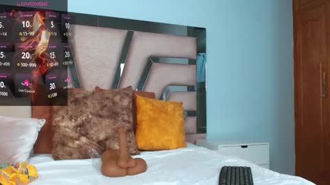 Snapshot of cintia_hills chatting on February 9, 4:25 am Cintia Hills online show from February 9, 4:25 am