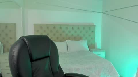 CintiaCollins  online show from December 13, 8:26 pm