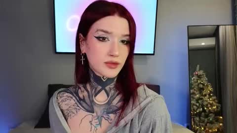 Snapshot of clarewoods chatting on December 18, 5:13 am Sophie online show from December 18, 5:13 am