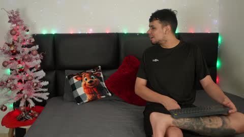 Snapshot of cleoanubis_ chatting on January 1, 3:56 am Girl Juliana and Federico online show from January 1, 3:56 am