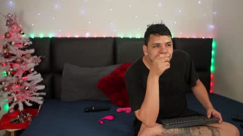 Snapshot of cleoanubis_ chatting on January 2, 5:35 am Girl Juliana and Federico online show from January 2, 5:35 am