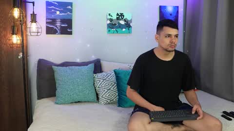 Snapshot of cleoanubis_ chatting on October 28, 7:01 am Girl Juliana and Federico online show from October 28, 7:01 am