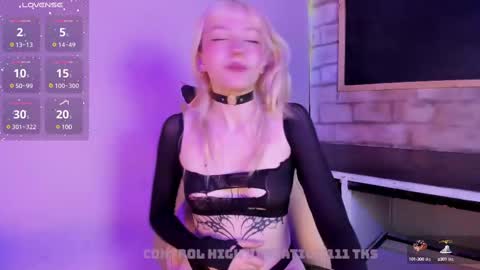 Snapshot of cloe_five chatting on March 10, 8:34 pm CLOE online show from March 10, 8:34 pm