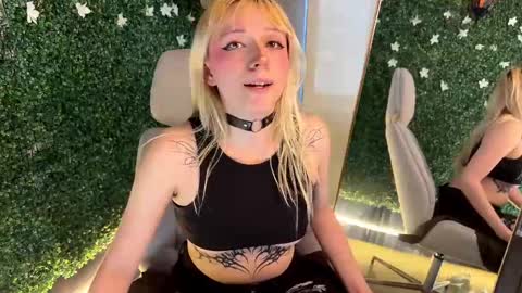 Snapshot of cloe_five chatting on September 17, 6:42 pm CLOE online show from September 17, 6:42 pm