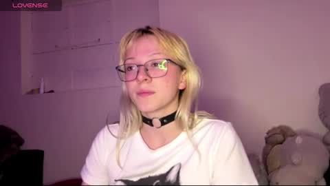 Snapshot of cloe_five chatting on October 15, 10:21 pm CLOE online show from October 15, 10:21 pm