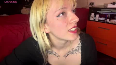 Snapshot of cloe_five chatting on October 17, 12:25 am CLOE online show from October 17, 12:25 am