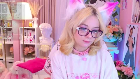 Snapshot of coconut_mia chatting on December 7, 9:00 pm Mia online show from December 7, 9:00 pm