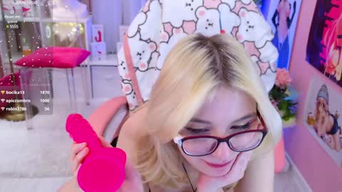 Snapshot of coconut_mia chatting on December 13, 2:21 am Mia online show from December 13, 2:21 am