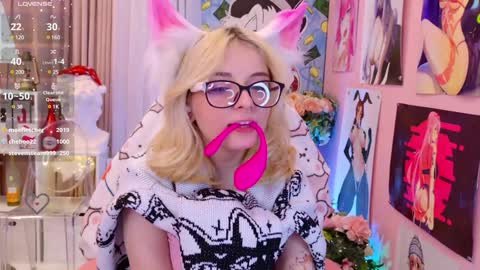 Snapshot of coconut_mia chatting on December 15, 12:18 am Mia online show from December 15, 12:18 am