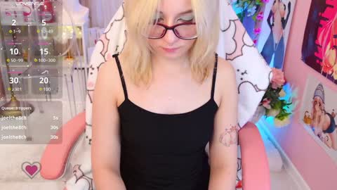 Snapshot of coconut_mia chatting on December 21, 3:25 am Mia online show from December 21, 3:25 am