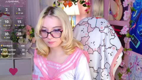 Snapshot of coconut_mia chatting on December 24, 12:00 am Mia online show from December 24, 12:00 am