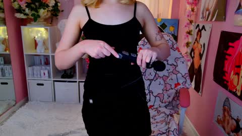 Snapshot of coconut_mia chatting on January 8, 9:01 pm Mia online show from January 8, 9:01 pm