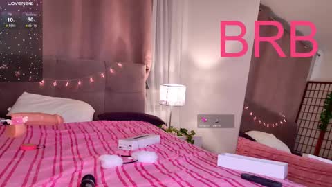 Snapshot of coconut_mia chatting on March 2, 3:24 am Mia online show from March 2, 3:24 am