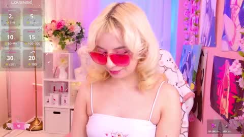 Snapshot of coconut_mia chatting on March 7, 12:48 am Mia online show from March 7, 12:48 am