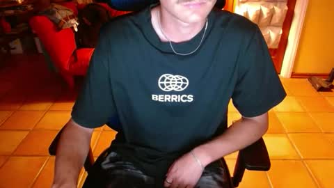 Snapshot of couldbesleeping chatting on November 2, 6:05 am couldbe online show from November 2, 6:05 am