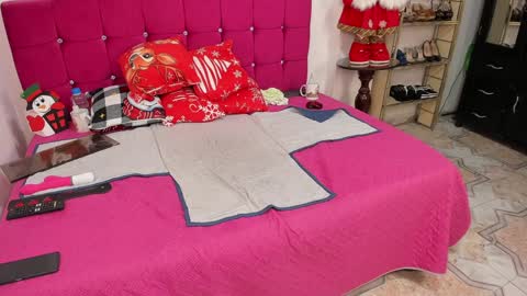 Snapshot of cristal_18xxx chatting on December 16, 6:43 am Cristal online show from December 16, 6:43 am