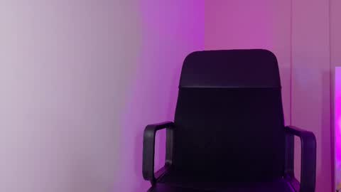 Nicole  Connection time 220pm-910pmCol online show from October 17, 7:49 pm