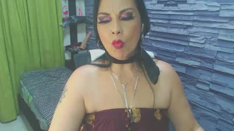 Snapshot of cruela_deviil chatting on December 3, 11:46 pm cruela_deviil online show from December 3, 11:46 pm