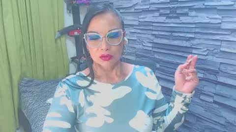 Snapshot of cruela_deviil chatting on January 1, 6:37 am cruela_deviil online show from January 1, 6:37 am