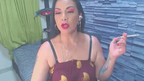 Snapshot of cruela_deviil chatting on January 5, 5:09 am cruela_deviil online show from January 5, 5:09 am