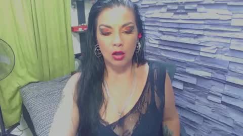 Snapshot of cruela_deviil chatting on February 27, 7:55 am cruela_deviil online show from February 27, 7:55 am