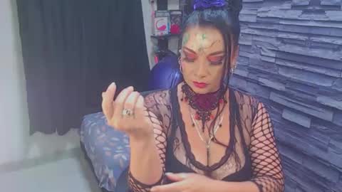 Snapshot of cruela_deviil chatting on October 17, 11:07 pm cruela_deviil online show from October 17, 11:07 pm