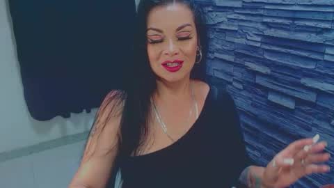 Snapshot of cruela_deviil chatting on November 29, 6:33 pm cruela_deviil online show from November 29, 6:33 pm