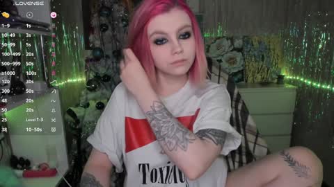 Snapshot of cryptobjgirlv2 chatting on December 19, 5:08 pm Lilith online show from December 19, 5:08 pm