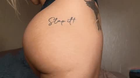 Snapshot of crystal_angel1 chatting on December 10, 10:28 am Crys online show from December 10, 10:28 am