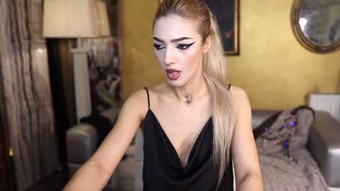 Snapshot of crystal_angel1 chatting on January 1, 1:05 pm Crys online show from January 1, 1:05 pm