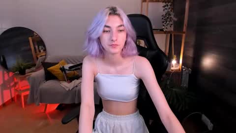 Mia online show from October 5, 1:53 pm