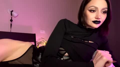 Snapshot of crystalmolly chatting on December 17, 12:34 am Molly Moore online show from December 17, 12:34 am