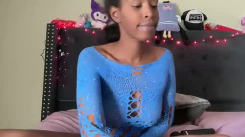 Snapshot of cum2charmxx chatting on October 4, 6:50 pm cum2charmxx online show from October 4, 6:50 pm