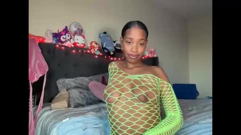 Snapshot of cum2charmxx chatting on October 19, 12:44 am cum2charmxx online show from October 19, 12:44 am