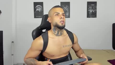 Snapshot of curtis_blake chatting on December 17, 12:27 am curtis_blake online show from December 17, 12:27 am