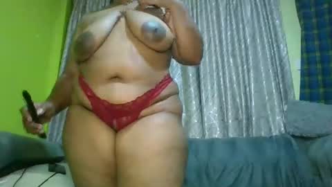 Snapshot of curvy_essie chatting on January 31, 10:31 pm Essie online show from January 31, 10:31 pm