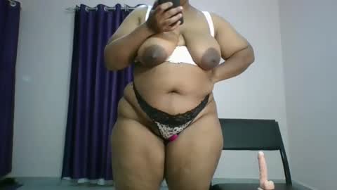 Snapshot of curvy_essie chatting on February 21, 5:42 pm Essie online show from February 21, 5:42 pm