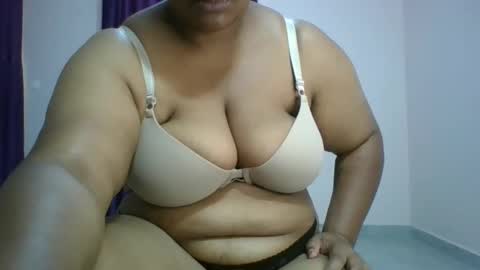 Snapshot of curvy_essie chatting on February 25, 10:04 am Essie online show from February 25, 10:04 am