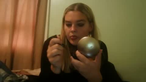 Snapshot of curvymom2025 chatting on October 22, 7:57 pm curvymom2025 online show from October 22, 7:57 pm