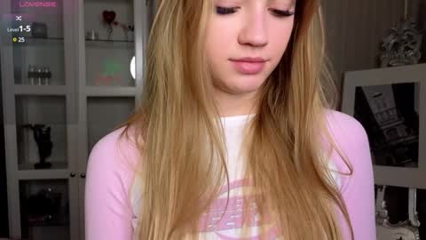 Snapshot of cute_fox_girl chatting on December 4, 7:06 am Anne online show from December 4, 7:06 am