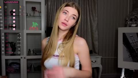 Snapshot of cute_fox_girl chatting on February 5, 7:07 am Anne online show from February 5, 7:07 am