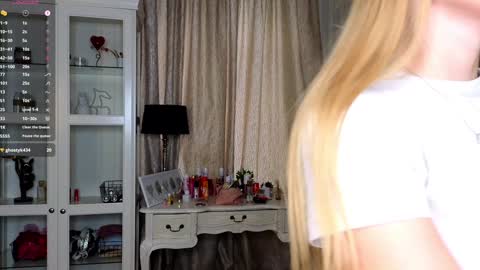 Snapshot of cute_fox_girl chatting on October 17, 7:33 am Anne online show from October 17, 7:33 am